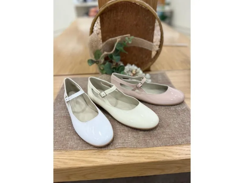 MERCEDITAS PARA VESTIR EN CHAROL PARA NIÑA PF1002V22 PIRUFIN EN COLOR BLANCO, NUDE O PORCELANA