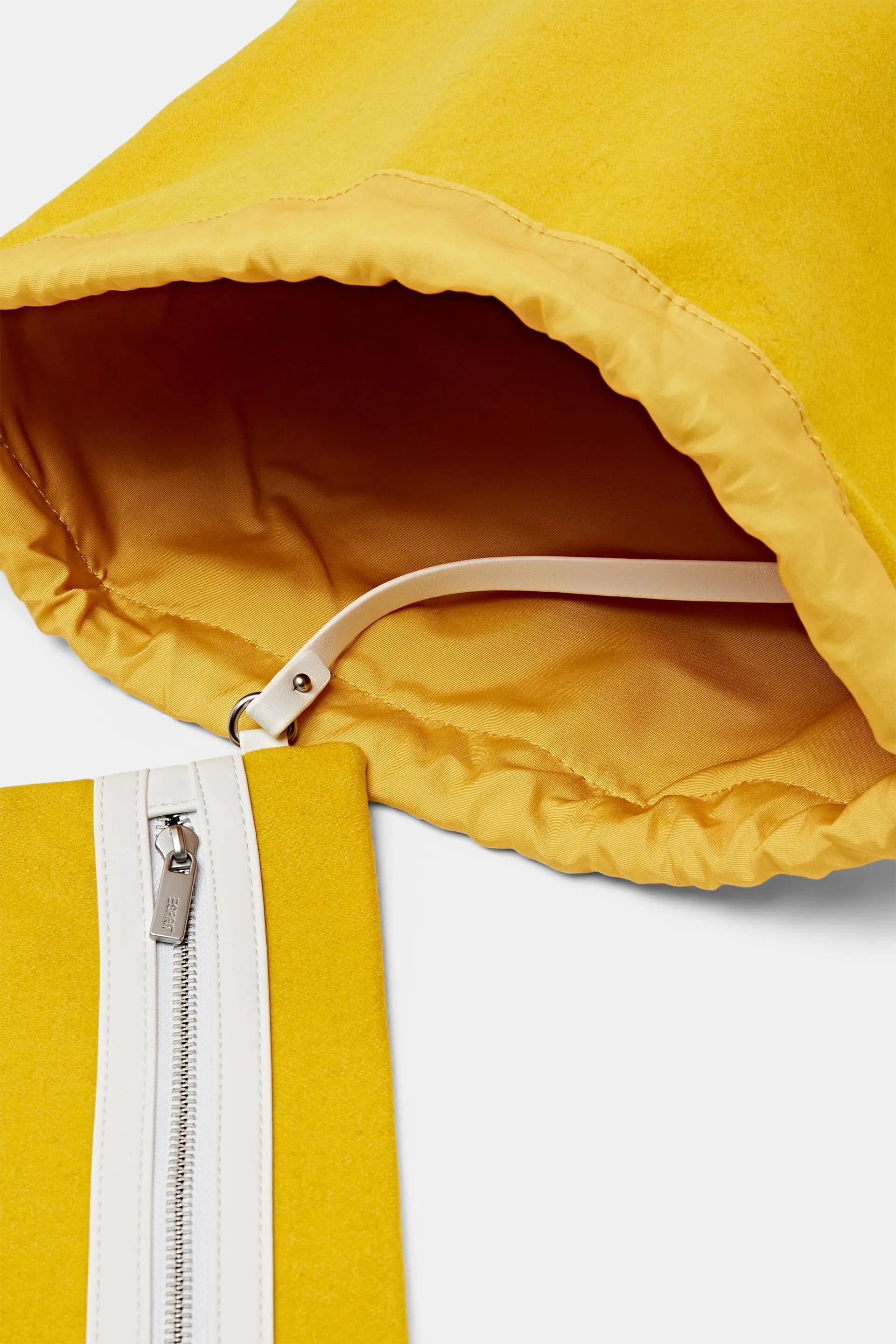 Mochila con cordones y logotipo