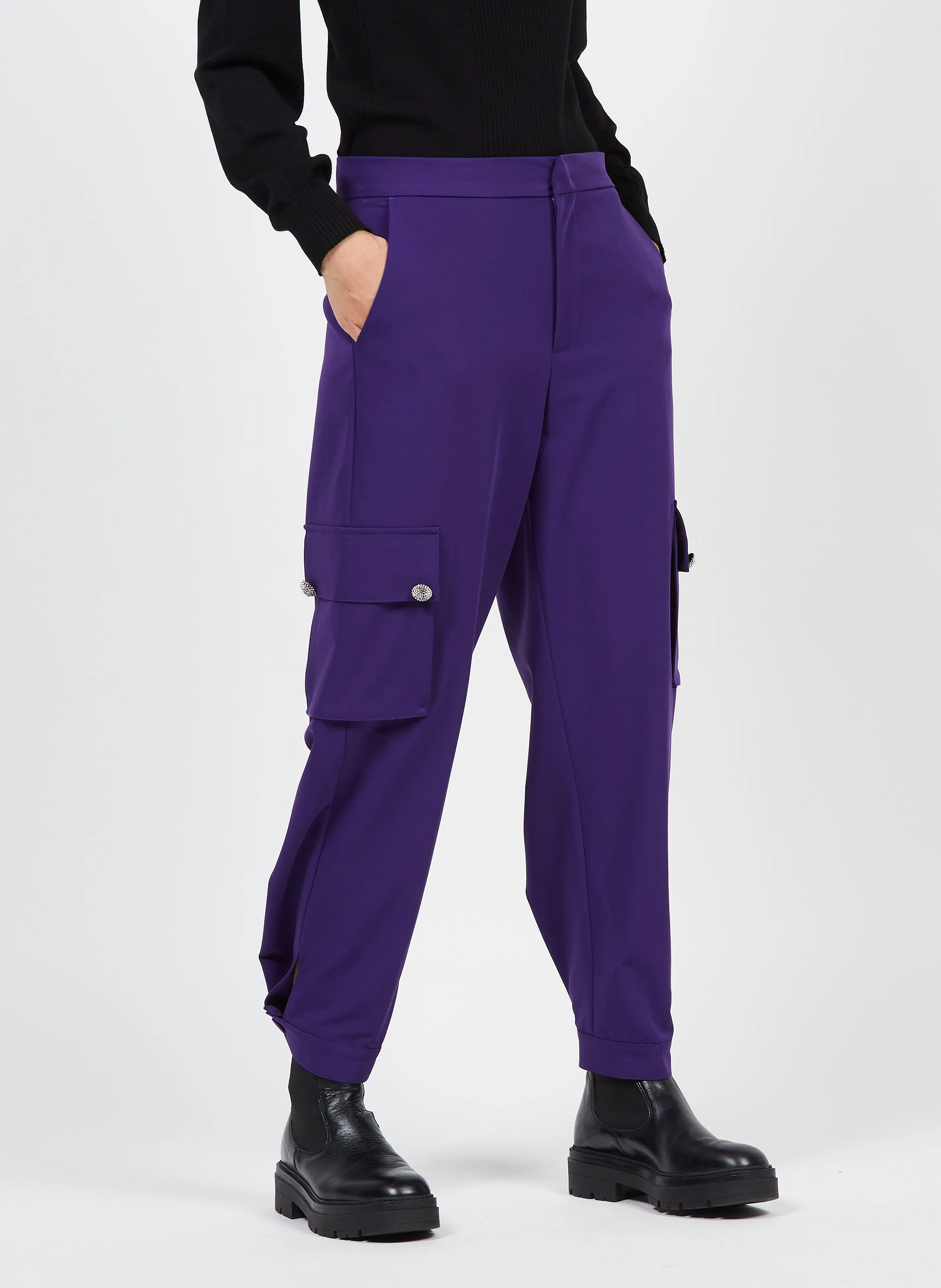 Pantalón amplio con botones joya en violeta