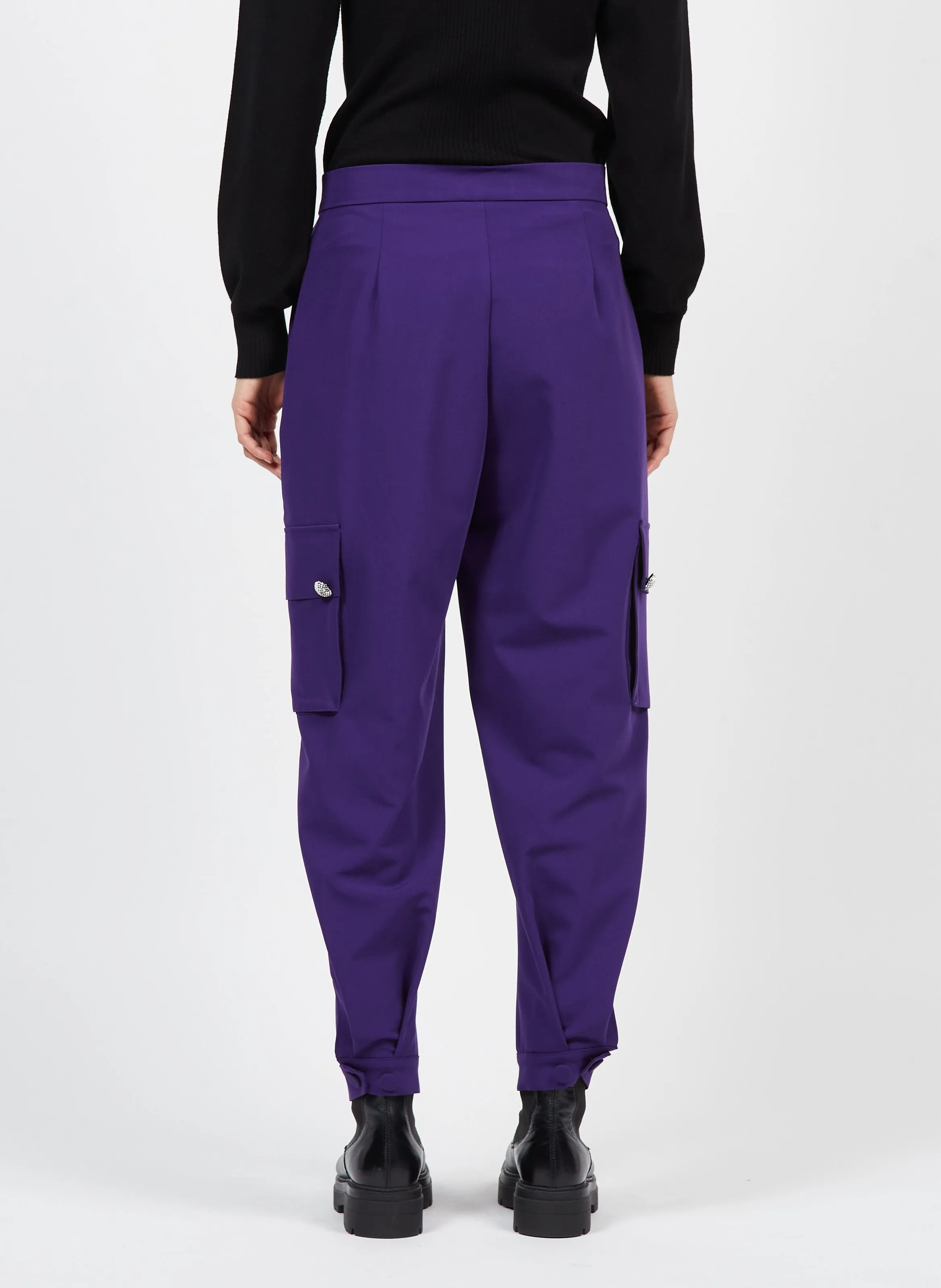 Pantalón amplio con botones joya en violeta