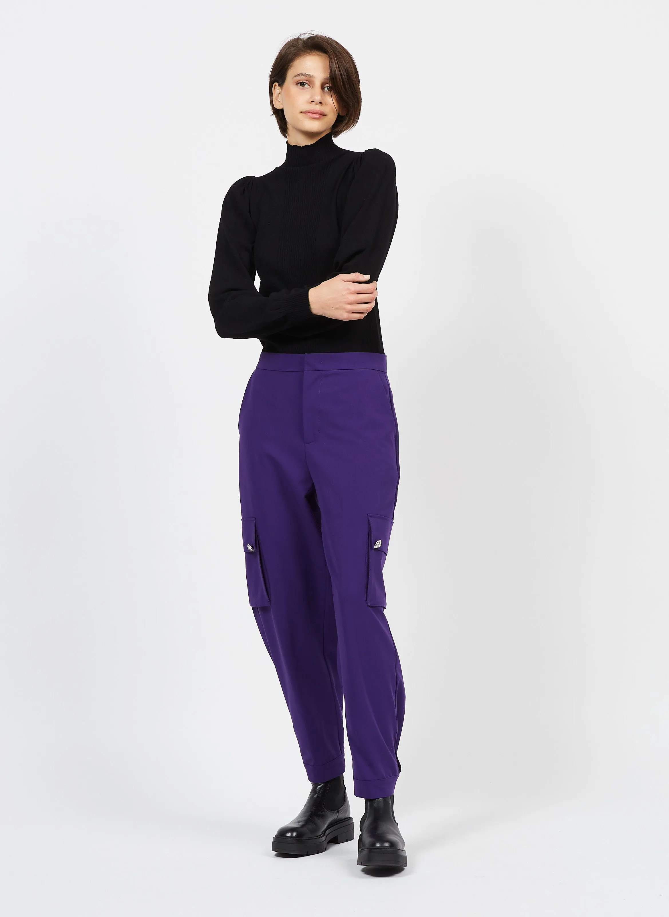 Pantalón amplio con botones joya en violeta
