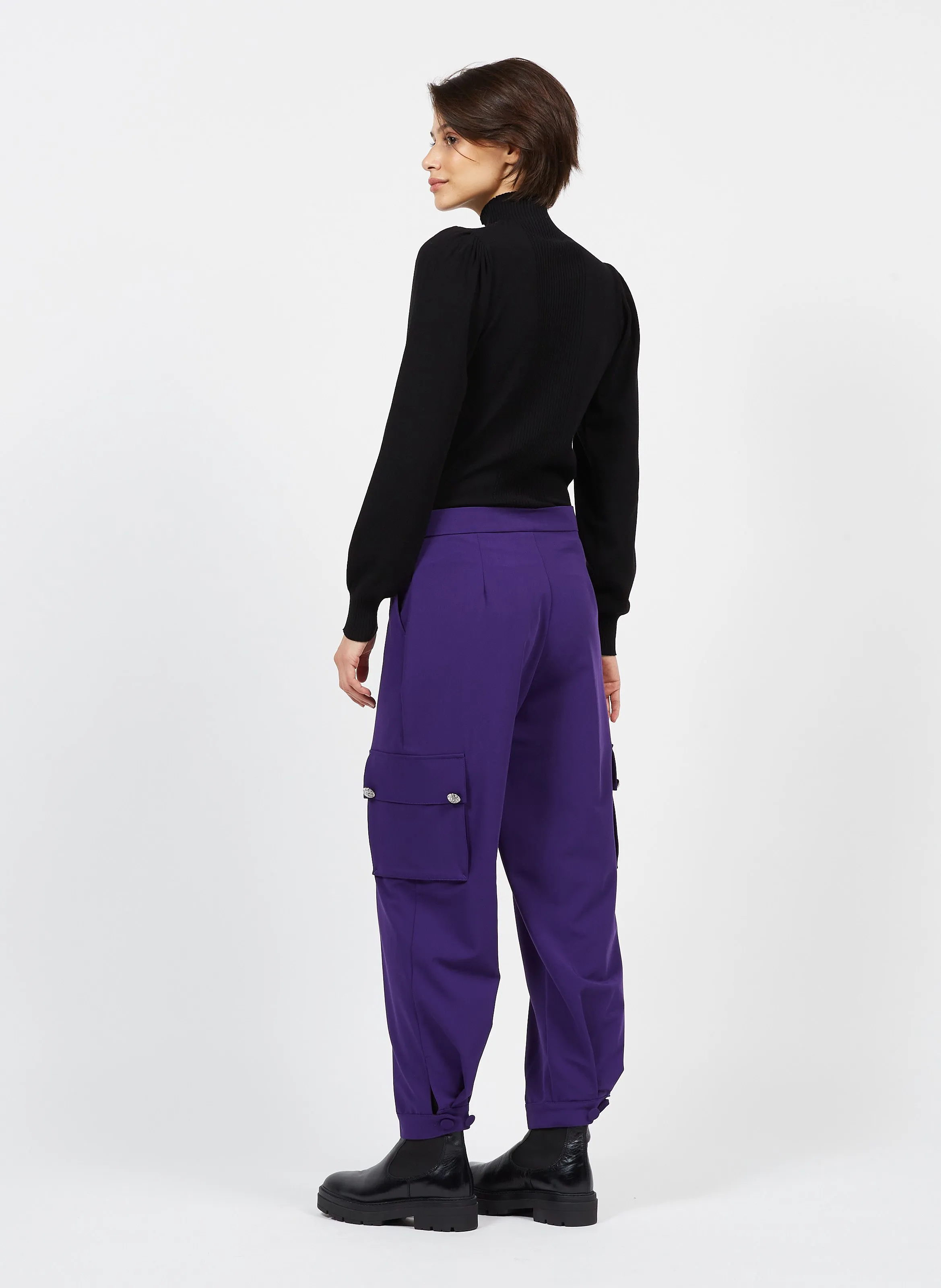 Pantalón amplio con botones joya en violeta