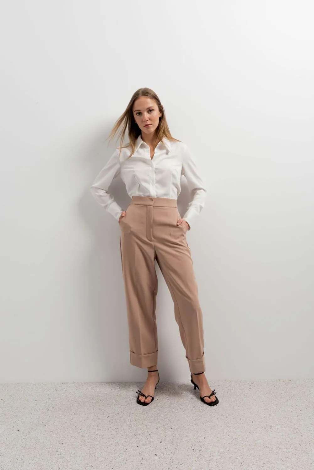 Pantalón vuelta bajo cómodo y elegante, pantalones de vestir con tela de gran calidad de Emarola & C
