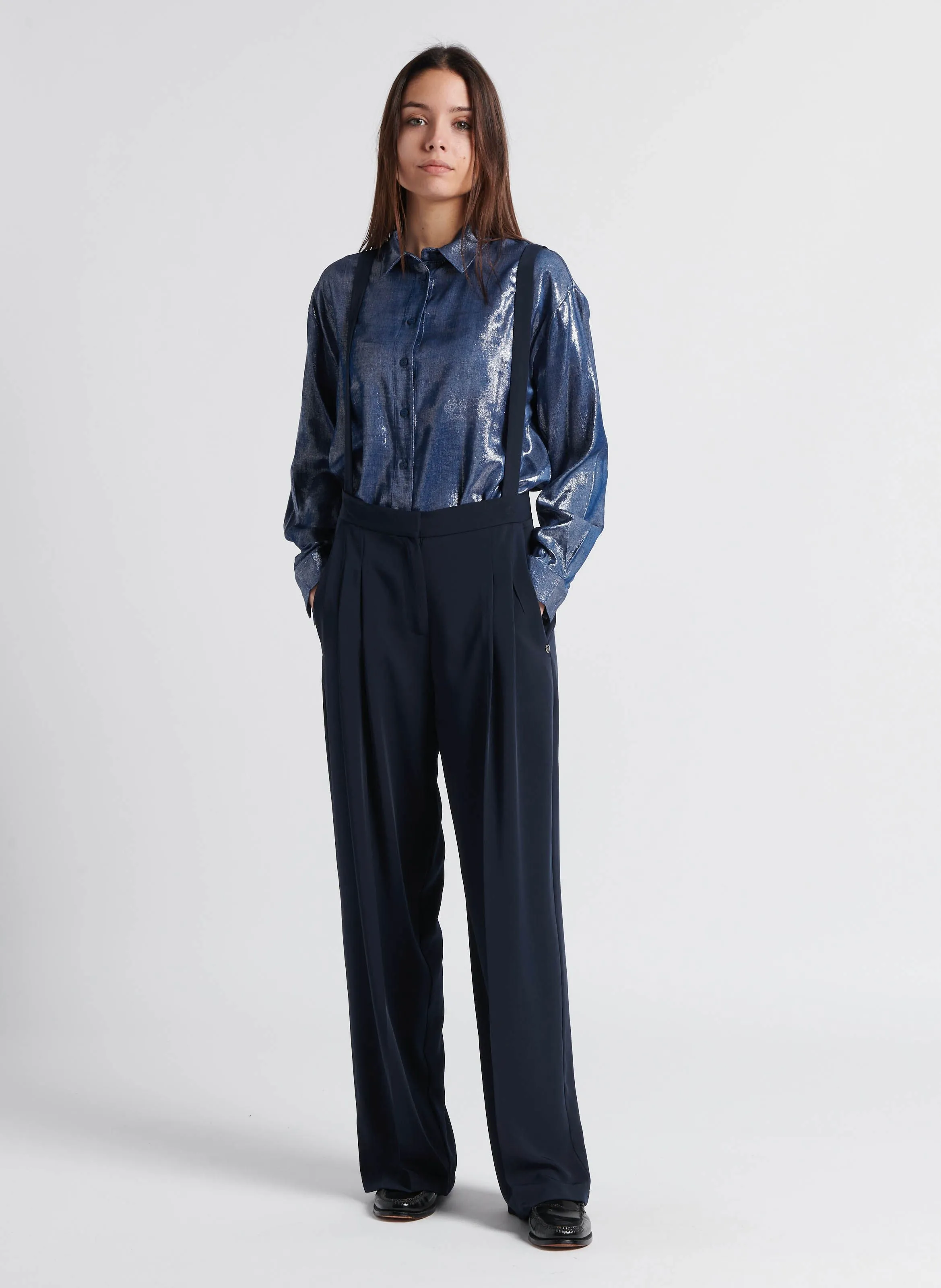 PLEASE Pantalón ancho con tirantes en azul