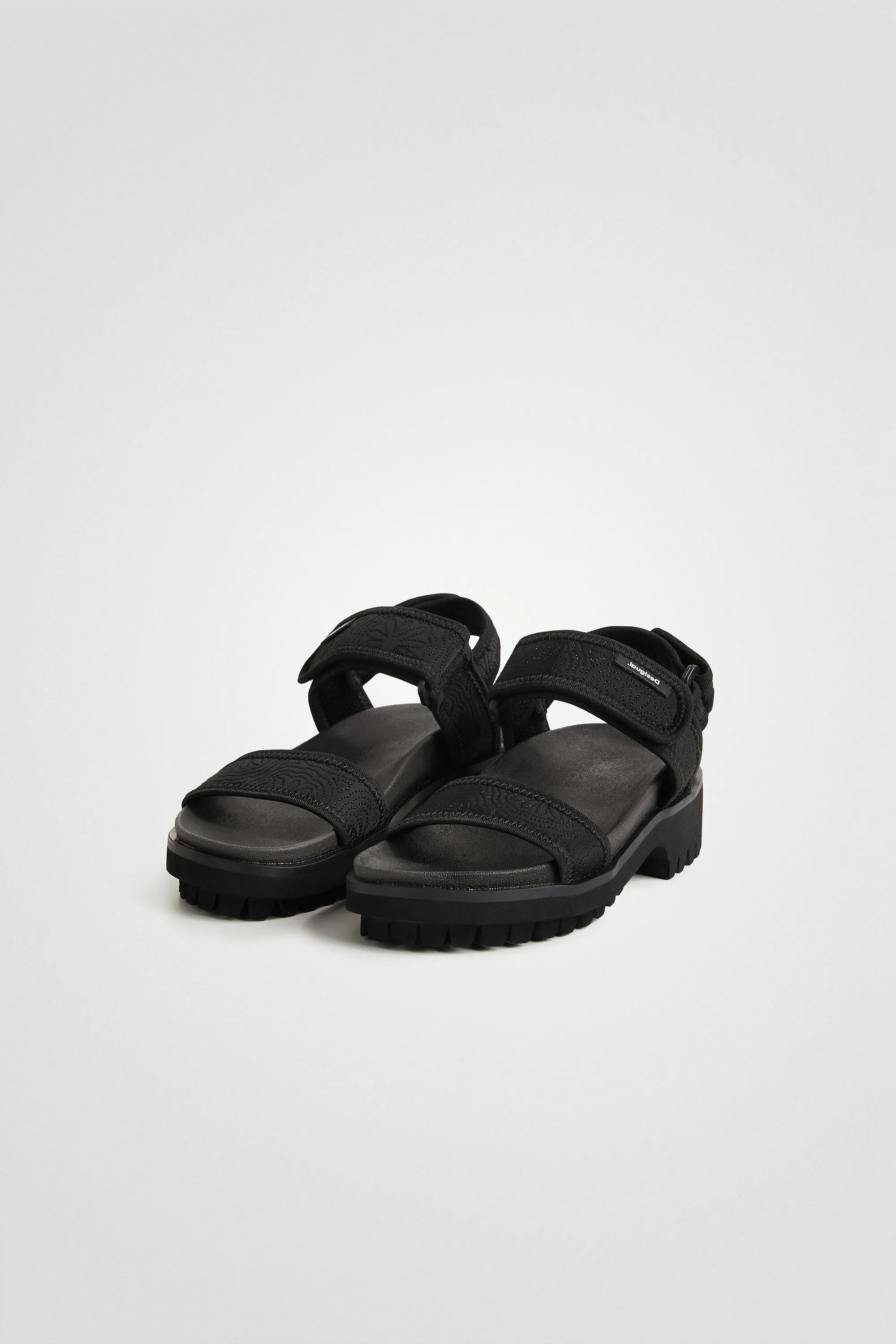 Sandalia trekking negra de neopreno