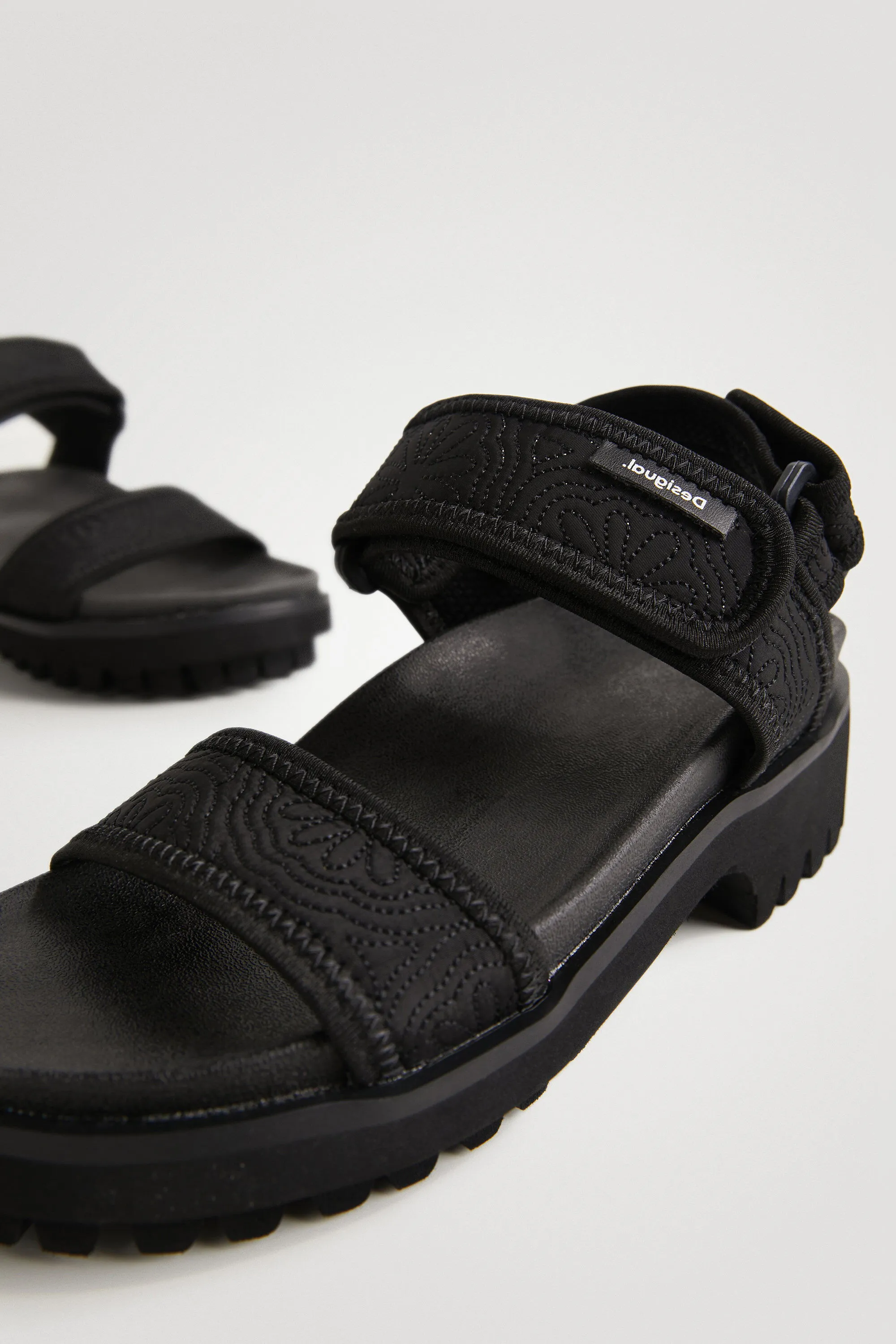 Sandalia trekking negra de neopreno