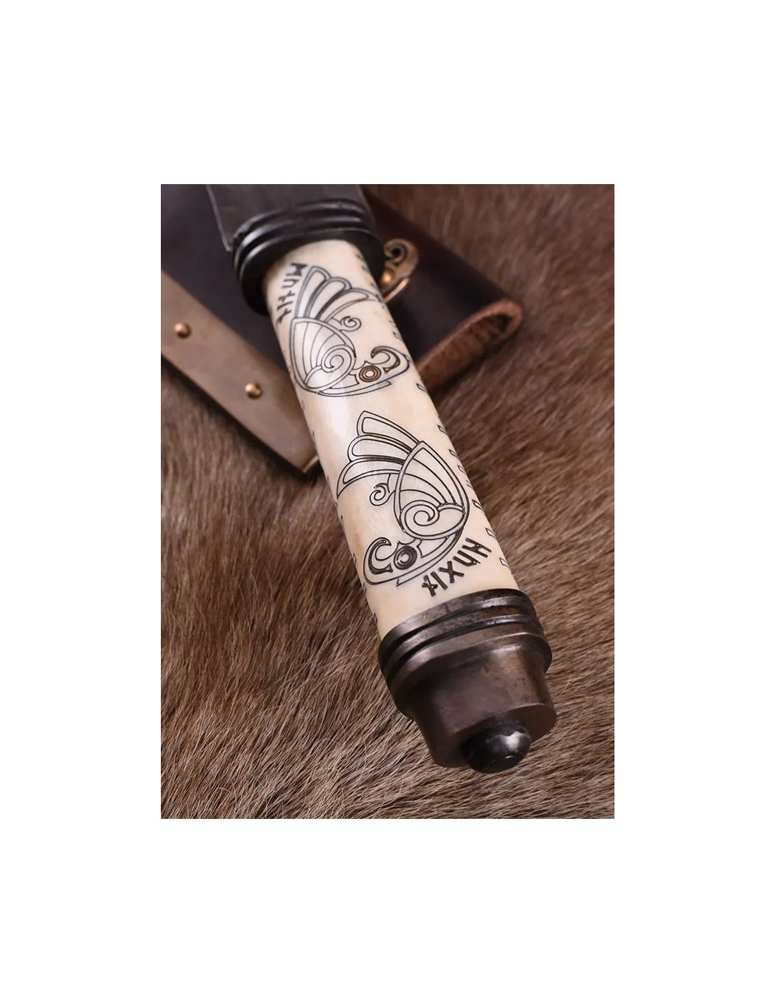 Seax o cuchillo vikingo largo con empuñadura en hueso decorado