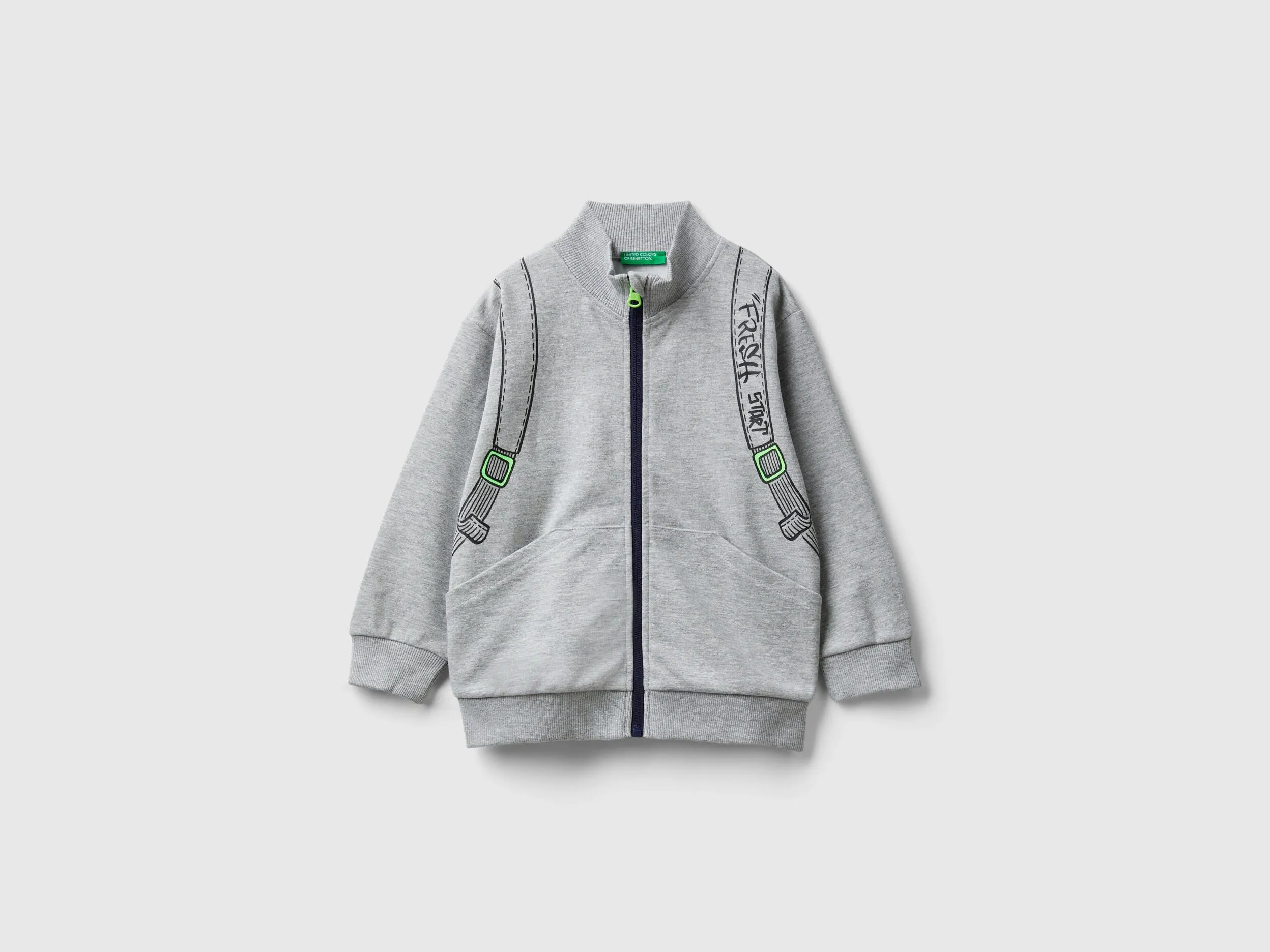 Sudadera de cuello alto con estampado de mochila