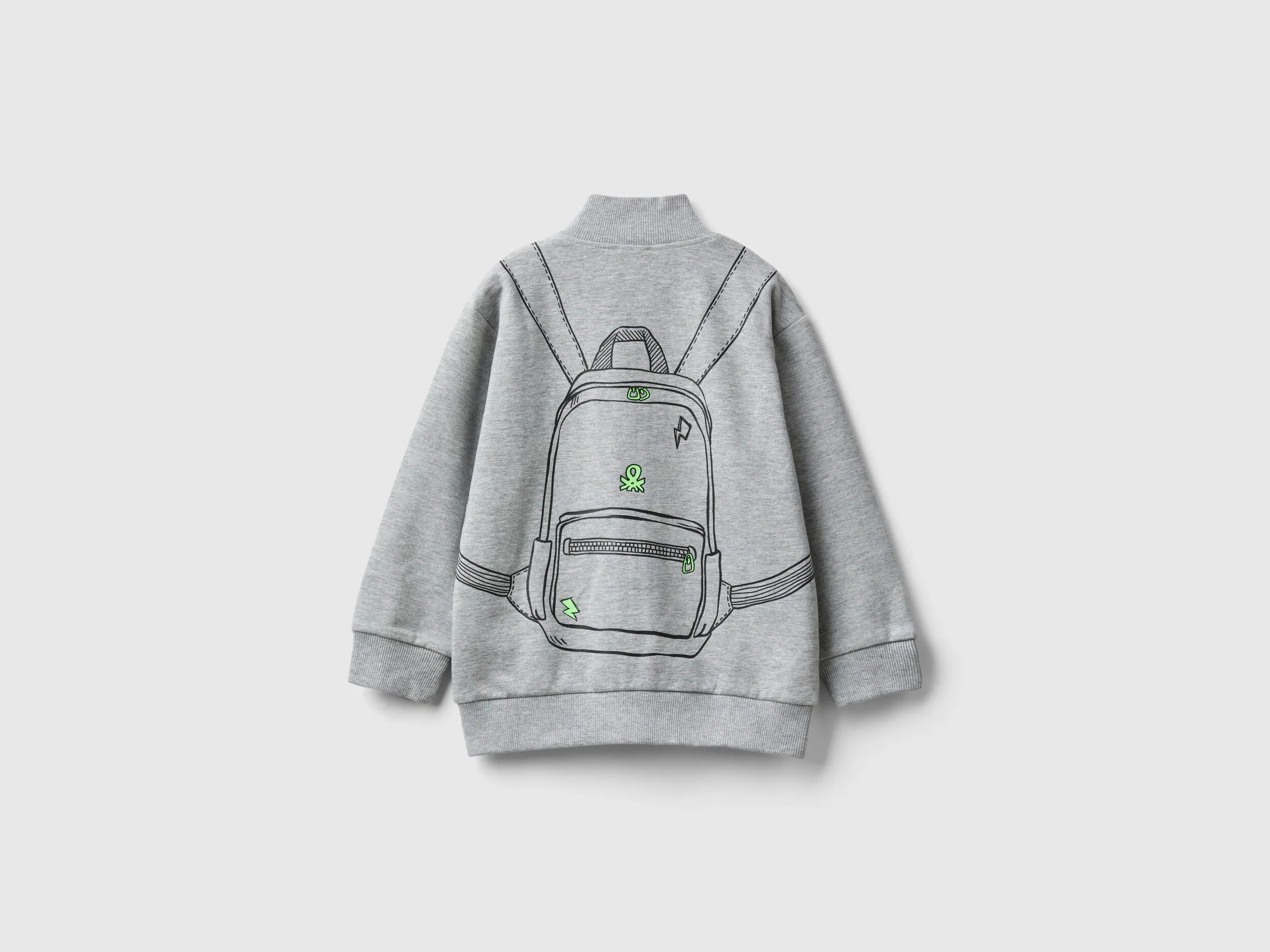 Sudadera de cuello alto con estampado de mochila