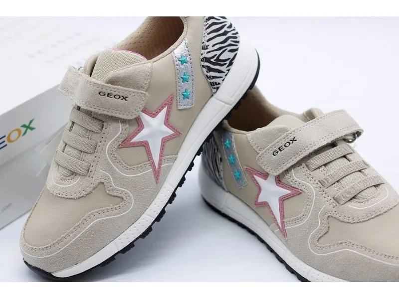 ZAPATILLA DEPORTIVA PARA NIÑA ALBEN J16AQA GEOX EN COLOR BEIGE